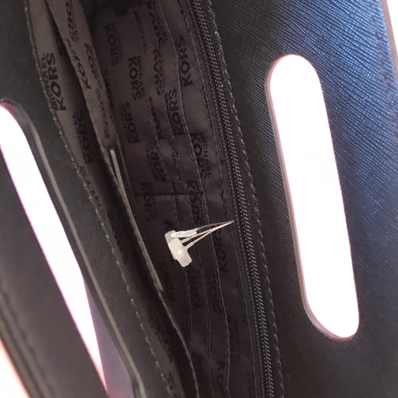 🆕 Michael Kors Black Crossbody 🎉 - Picture 7 of 10